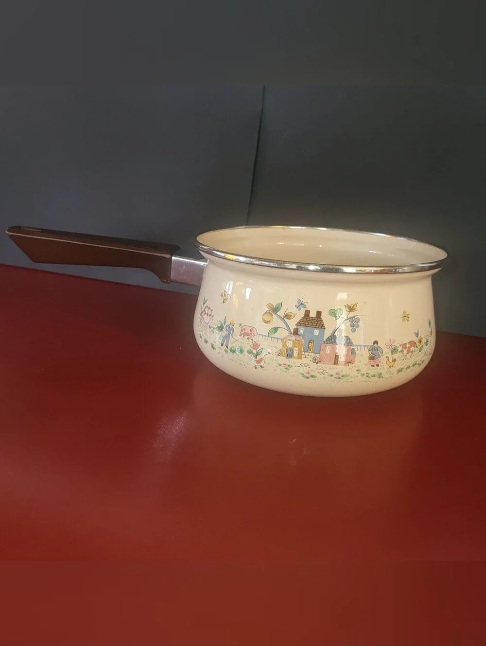 Vintage International Heartland  Beige Enamel Cookware Pot Pan Saucepan